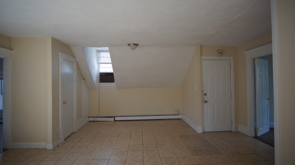 Building Photo - 137 Sutton St