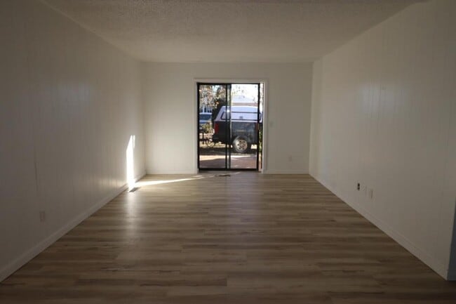 Building Photo - 1221 S Park Ave