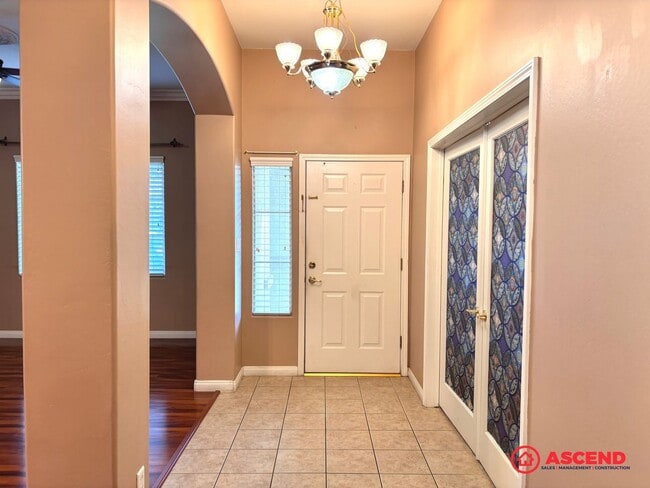 Building Photo - Lovely 5 Bedroom Home In River Oaks Area!