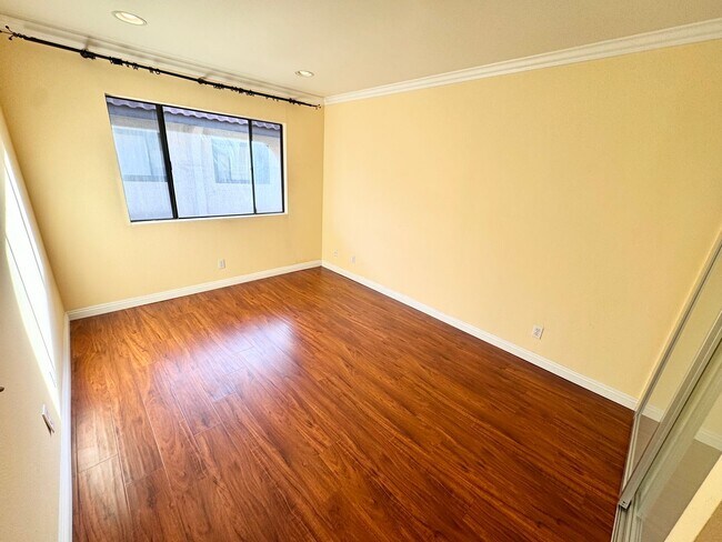 Building Photo - *** Charming 4 bed 3.5 bath Alhambra Townhome ***