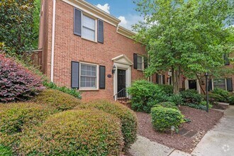 Building Photo - Newly Remodeled Townhome in Fourth Ward – ...