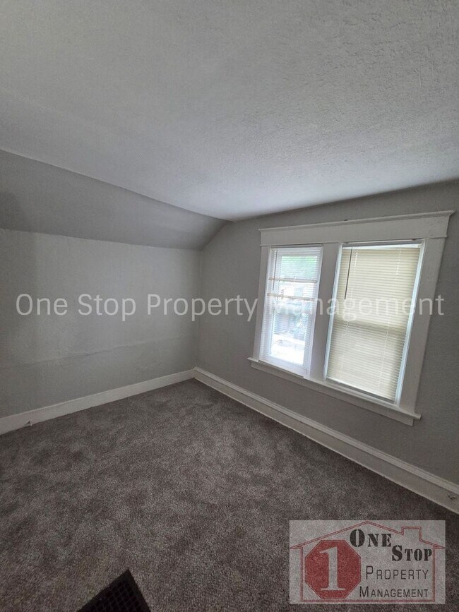 Building Photo - Spacious 3 bedroom/ 2 bathroom in Kansas City!