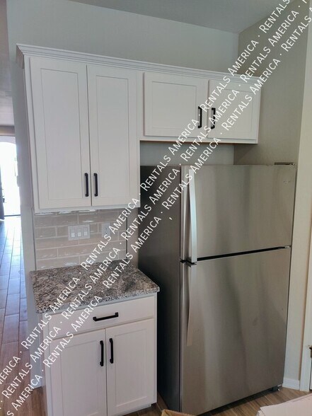 Building Photo - 36033 W San Clemente Ave