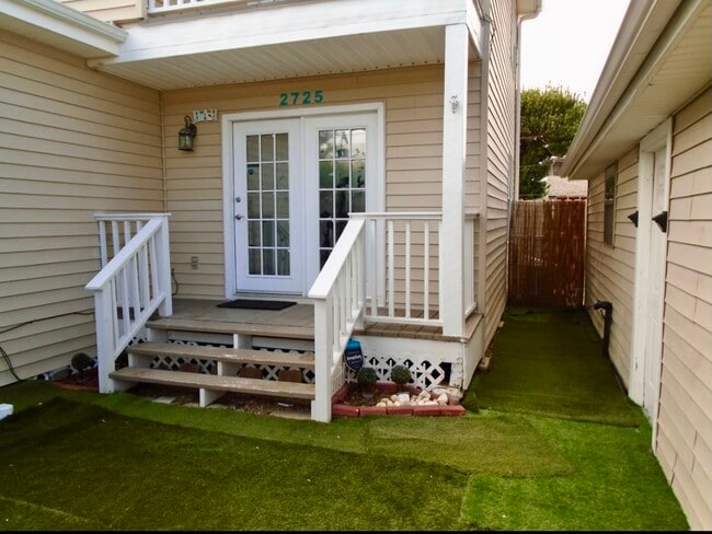 Building Photo - 2725 42nd St