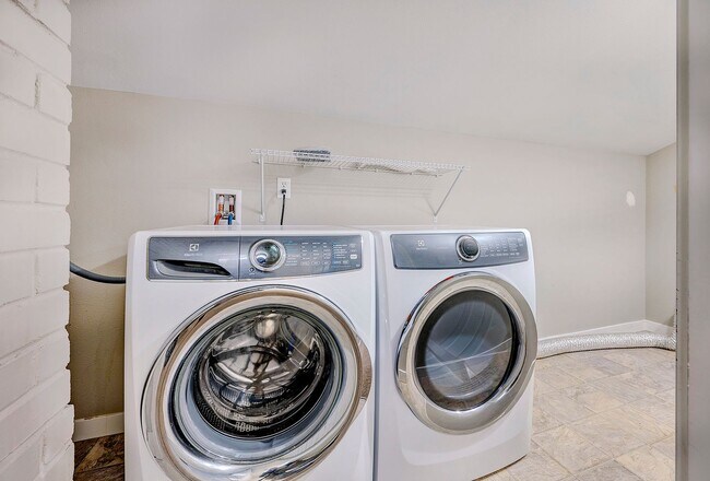 Building Photo - Edmonds Three Bedroom