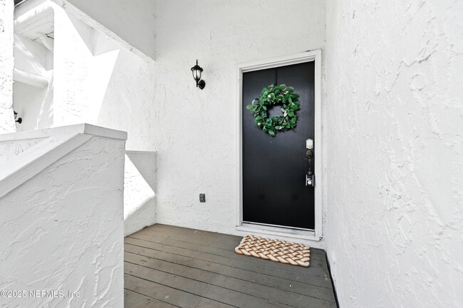 Building Photo - 16 Cove Rd