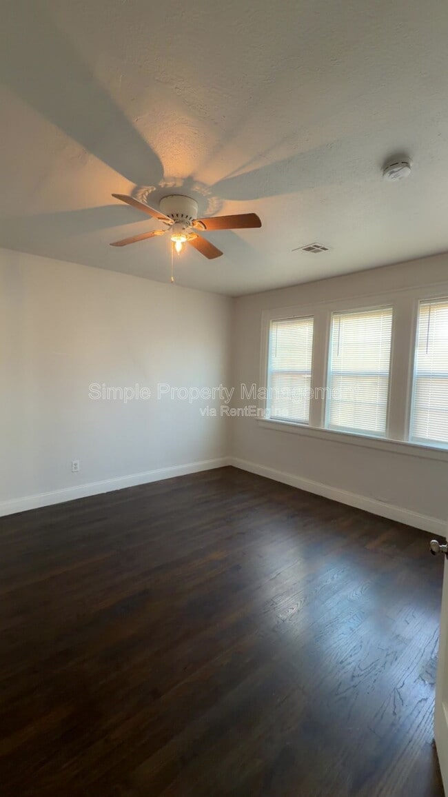 Building Photo - 946 East Dr