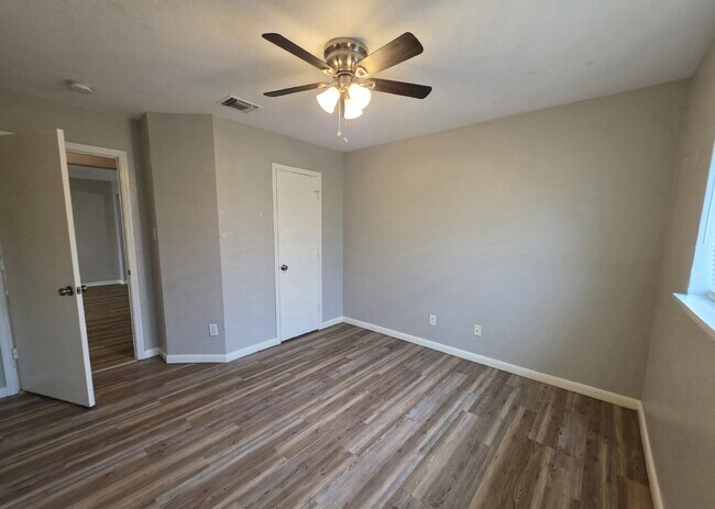 Building Photo - Updated 3/2 Duplex Near Shopping in San Antonio
