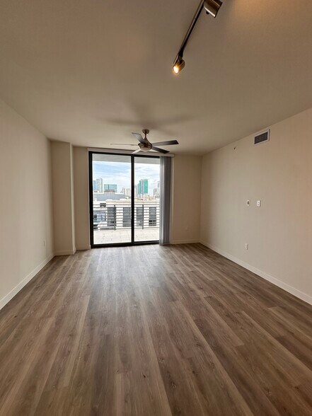 Building Photo - 722 NW 2nd Ave