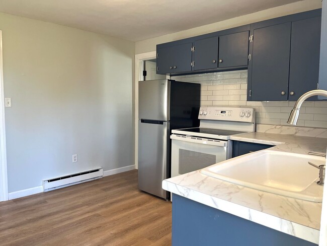 Building Photo - 2BR/1BA Available Now!! - Newly Renovated!...