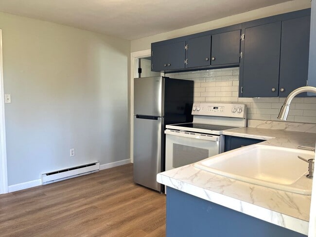 Building Photo - Rosemont Updated 2 Bedroom Unit
