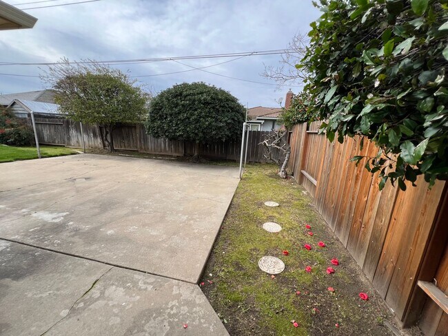 Building Photo - 723 S California St