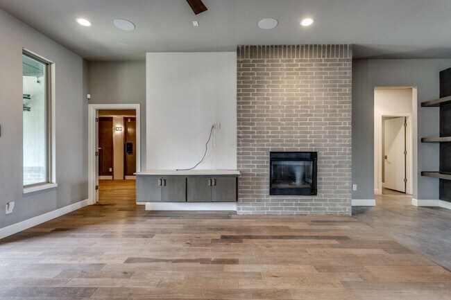 Building Photo - 2125 Heavenly Dr