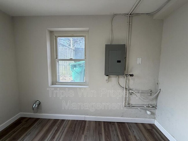 Building Photo - 8652 White Ave