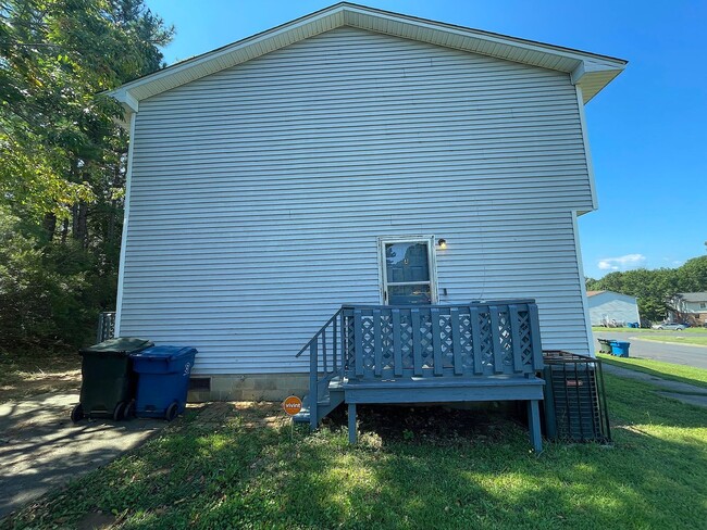 Building Photo - Updated 2 Bedroom Duplex in Durham!