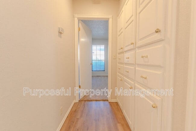 Building Photo - 1401 Harding Ave