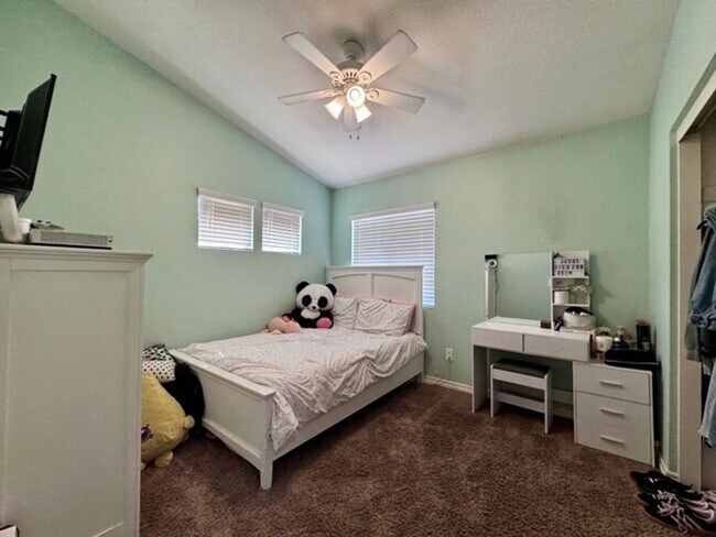 Building Photo - Beautiful 4 Bedroom Pool Home with Solar i...
