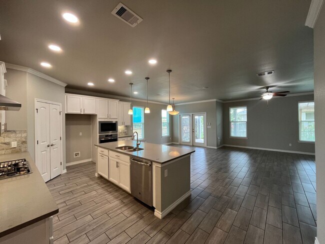Building Photo - WALKING DISTANCE FROM OSO BAY WETLAND PRES...