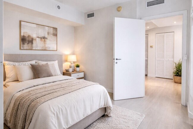 Building Photo - 300 S Biscayne Blvd