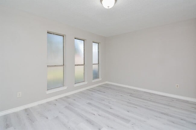 Building Photo - 9334 Golden Wood Ln