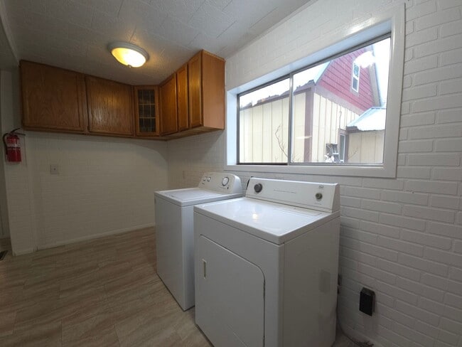 Building Photo - Nice house with a huge garage