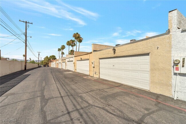 Building Photo - 3472 Townhouse Dr