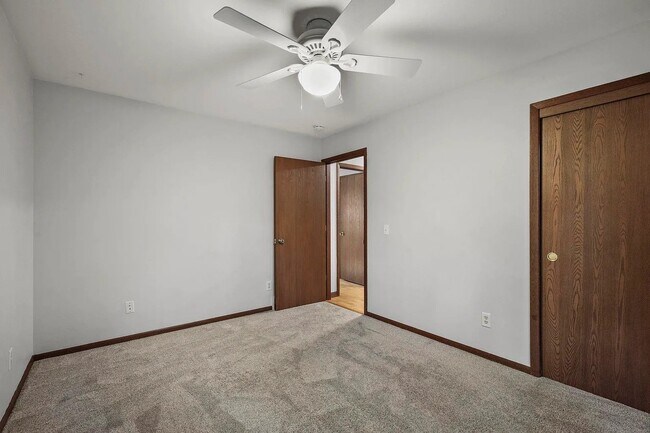 Building Photo - 2914 Maple Grove Dr