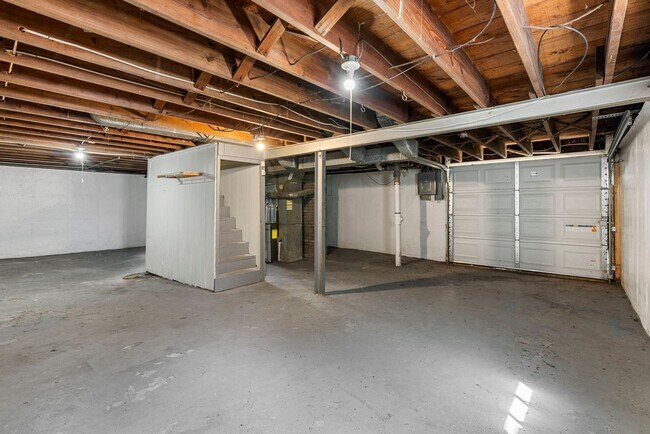 Building Photo - Charming Updated 2 Bed, 1 Bath Ranch – A H...