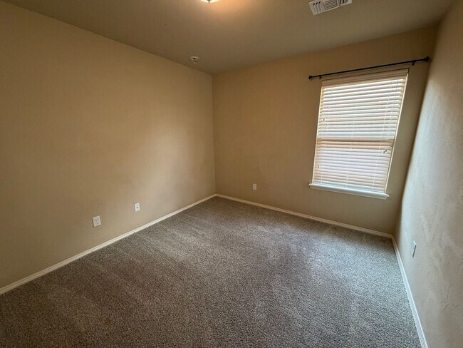 Building Photo - Beautiful and Cozy 3bed/2bath with an Office Available in North Norman!