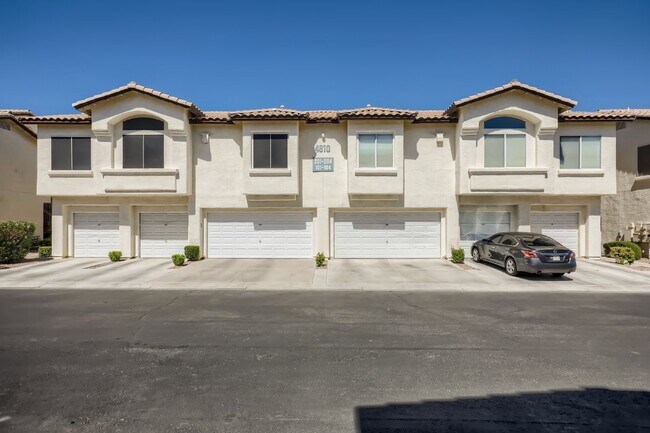 Building Photo - Discover this spacious and well-appointed 2-bedroom + office/den, 2-bath condo located in the hig...