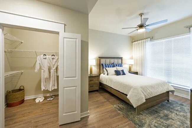 Building Photo - Prime Houston Location with Modern Style!