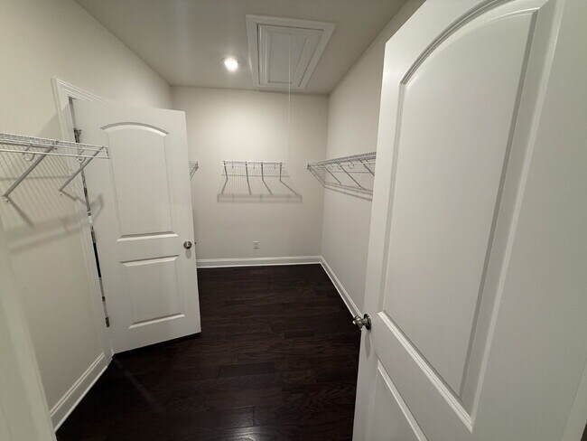 Building Photo - "Charming 3-Bedroom Retreat with 2 Baths w/bonus room and fenced yard!!