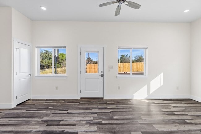 Building Photo - FOR LEASE!!