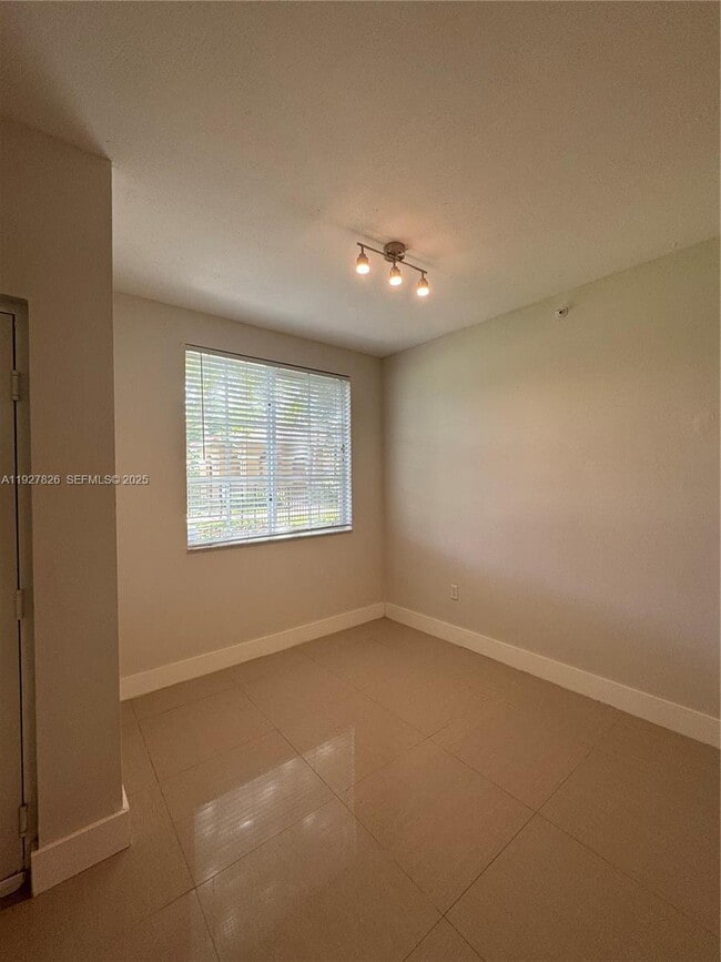 Building Photo - 8000 N Nob Hill Rd