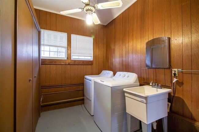 Building Photo - 710 Glenview Dr