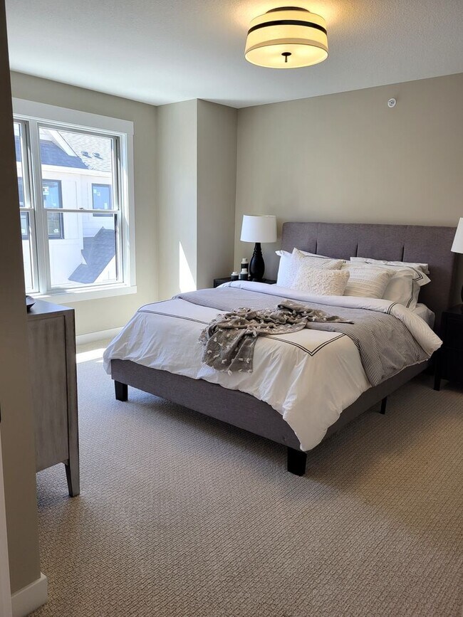 Building Photo - Executive Luxury Rentals