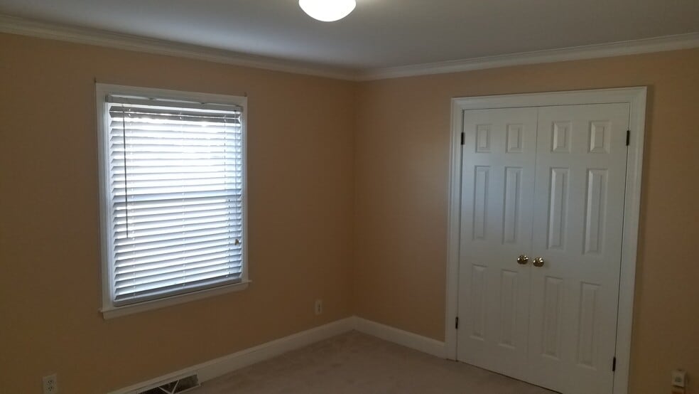 Building Photo - 2512 Burgundy Dr