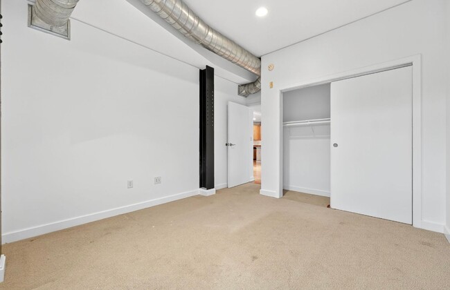 Building Photo - Stunning 3 bedroom Loft