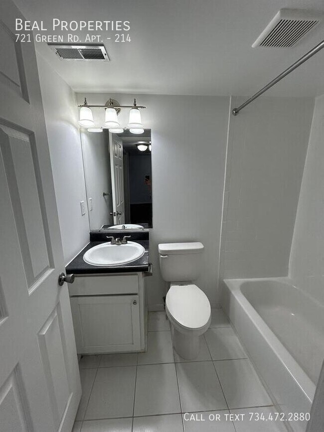 Building Photo - 721 Green Rd