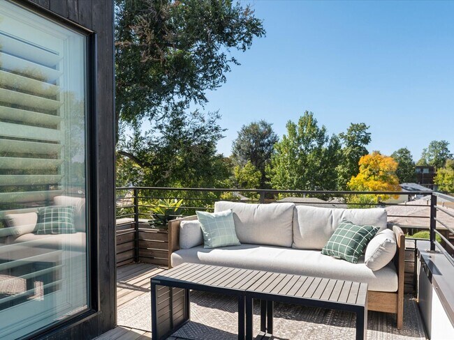 Building Photo - Luxury 3-Bed, 3.5-Bath Denver Home with Ro...