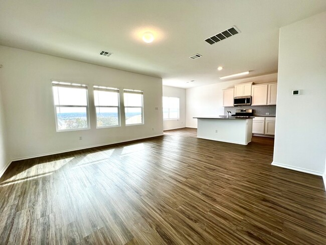 Building Photo - Beautiful 3 beds 2.5 baths in Lago Vista