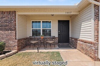 Building Photo - 1007 N Deer Ct Way