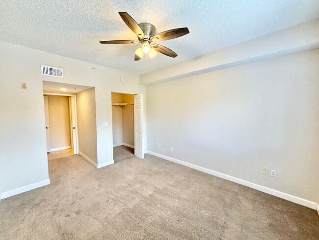 Building Photo - ** NAPOLI ** 2 BED / 1 BATH - CONDO - GREA...