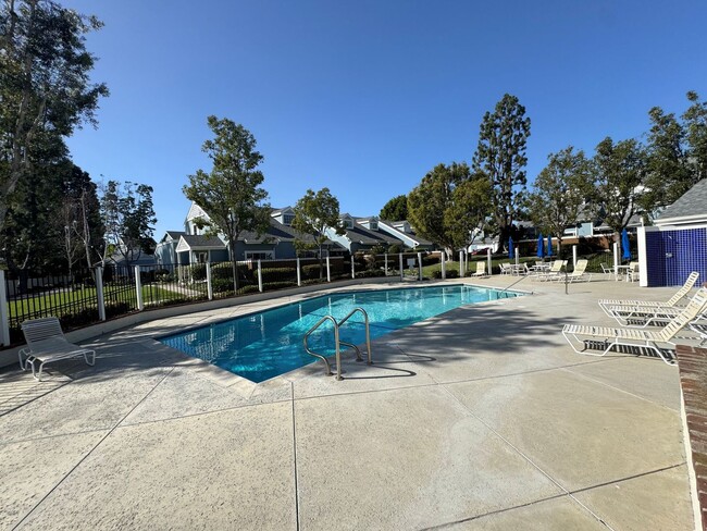 Building Photo - Townhome-Style 2BR/2.5BA + Loft | East Ventura (Beacon Court Community)