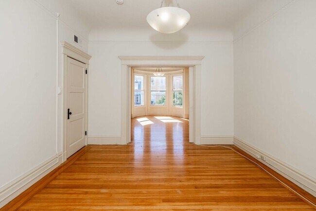 Building Photo - LARGE Full Floor 4BR/2BA. In-Unit Laundry, New Stainless Appliances!