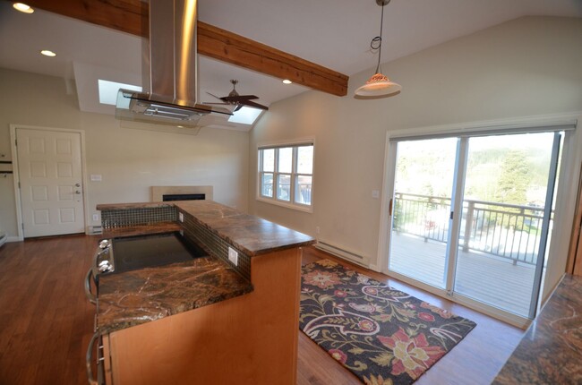 Building Photo - Great Location, Walk to Everything! Update...
