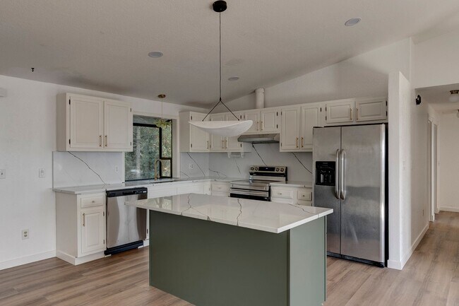 Building Photo - Beautifully Updated 3+ Bedroom Water View ...