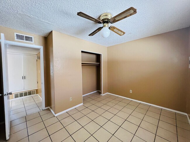 Building Photo - 1402 S Espina St