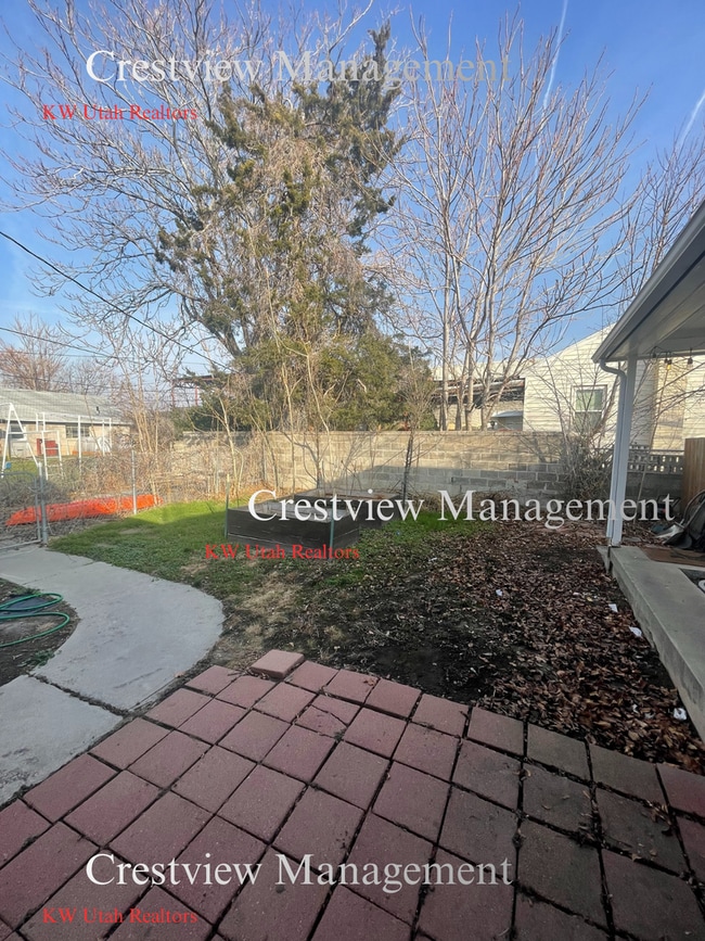 Building Photo - Martin Triplex