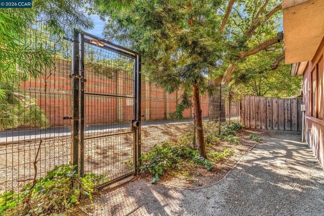 Building Photo - 1310 Creekside Dr